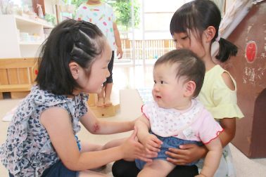 5歳児・0歳児保育室であそぶ