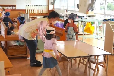 保護者と一緒に給食の準備をしている様子-s