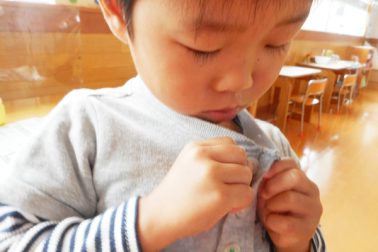 ３歳児・ボタンをはめる